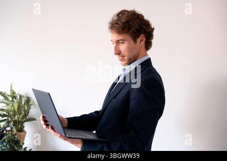 Planungsstrategien vor seinem Laptop Stockfoto