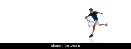 Banner. Energiegeladener Tennisspieler, der mitten in der Luft schwingender Schläger springt, trägt blau-weiße Uniform vor weißem Studiohintergrund mit Kopierraum Stockfoto