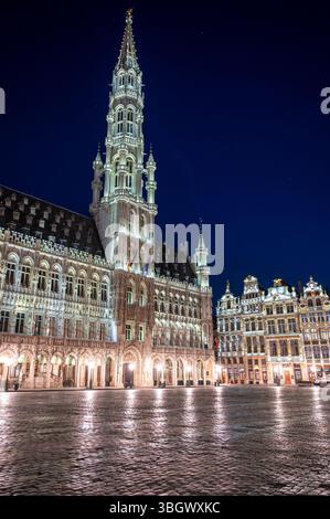 Flache Außenaufnahme bei Nacht des Grand Place und des Rathauses in Brüssel, Belgien Stockfoto