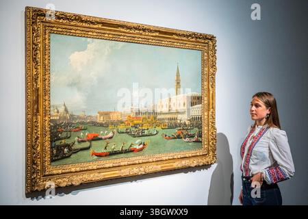 London, Großbritannien. Juni 2025. Canalettos Meisterwerk Venedig, die Rückkehr des Bucintoro am Himmelfahrtstag, Schätzung auf Anfrage, aber über 20 Millionen Pfund, in Christies, London. Ursprünglich im Besitz des ersten britischen Premierministers Sir Robert Walpole und in der Downing Street 10 gehängt, wird es am 1. Juli 2025 Christie’s Old Masters Evening Sale in London führen. Guy Bell/Alamy Live News Stockfoto