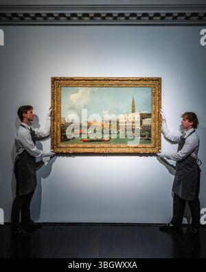London, Großbritannien. Juni 2025. Canalettos Meisterwerk Venedig, die Rückkehr des Bucintoro am Himmelfahrtstag, Schätzung auf Anfrage, aber über 20 Millionen Pfund, in Christies, London. Ursprünglich im Besitz des ersten britischen Premierministers Sir Robert Walpole und in der Downing Street 10 gehängt, wird es am 1. Juli 2025 Christie’s Old Masters Evening Sale in London führen. Guy Bell/Alamy Live News Stockfoto