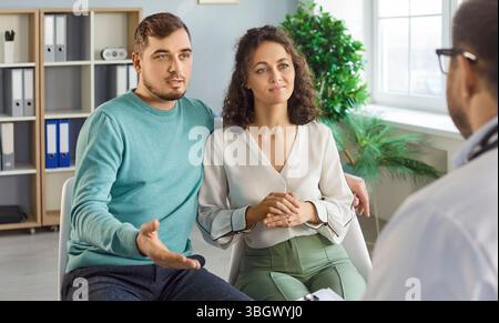 Verheiratetes Familienpaar Beratung mit Arzt Gynäkologe über Fertilität und Schwangerschaftsplanung Stockfoto