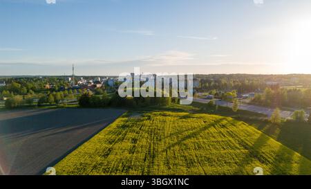 Luftaufnahme von Raisio, Südfinnland, mit blühenden Rapsfeldern Stockfoto