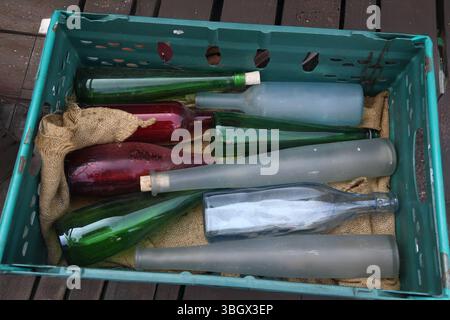 Kiste mit alten Flaschen Stockfoto