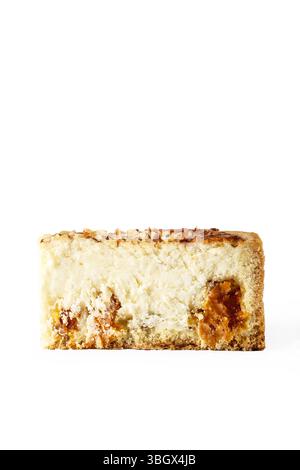 Ein wirklich köstliches und cremiges Stück Käsekuchen, wunderschön serviert auf einem hellen weißen Hintergrund Stockfoto