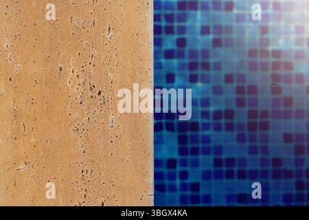 Travertin-Poolrand und blauer Boden mit Pooldetail Stockfoto