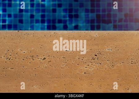 Travertin-Poolrand und blauer Boden mit Pooldetail Stockfoto