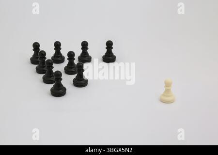 Schwarze Schachfiguren auf weißem Hintergrund. Konzept der Geschäftsstrategie. Stockfoto