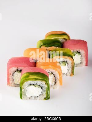 Verwöhnen Sie sich mit diesen köstlichen Sushi Rolls, die vor lebhaften Farben und einer cremigen Füllung strotzen Stockfoto