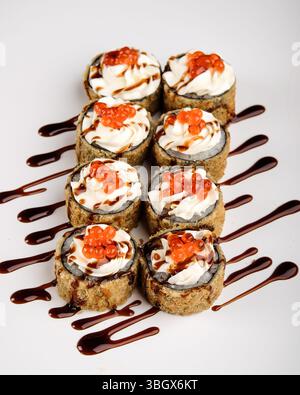 Genießen Sie diese köstlichen Sushi Rolls mit Creme und luxuriöser Kaviar Garnish Stockfoto