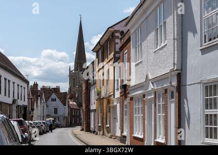 West St Helen Street im Stadtzentrum von Abingdon, Oxfordshire, England, Großbritannien. Blick entlang der historischen Straße in Richtung St. Helens Kirche Stockfoto