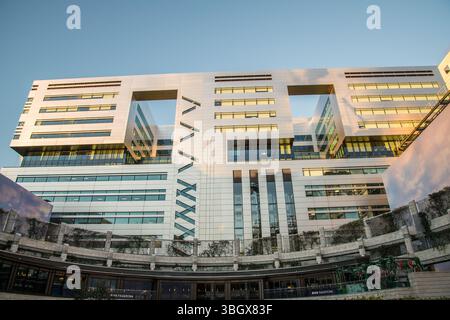 Blick auf den Broadgate Circus im Londoner Finanzviertel – moderne Architektur, Bürogebäude und offene plaza im Herzen der Stadt. Stockfoto