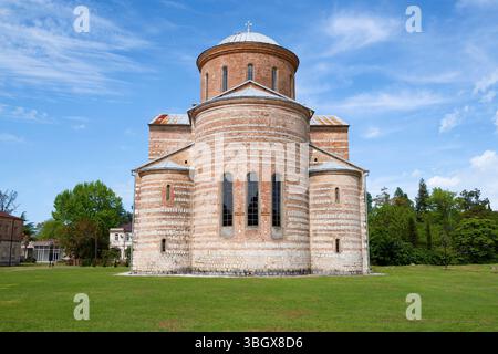 Blick auf die alte Patriarchalkirche St. Andreas der erste, der an einem sonnigen Maitag gerufen wurde. Pitsunda, Abchasien Stockfoto