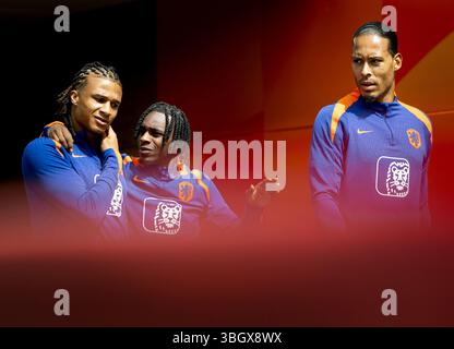 ZEIST - Nathan Ake, Jeremie Frimpong und Virgil van Dijk während eines Trainings auf dem KNVB Campus vor dem Start der WM-Qualifikation. ANP KOEN VAN WEEL Stockfoto