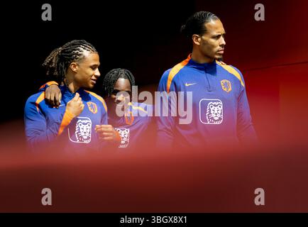 ZEIST - Nathan Ake, Jeremie Frimpong und Virgil van Dijk während eines Trainings auf dem KNVB Campus vor dem Start der WM-Qualifikation. ANP KOEN VAN WEEL Stockfoto