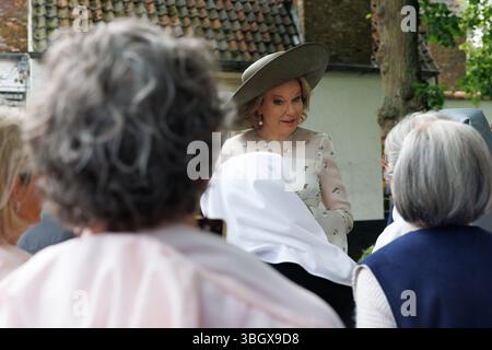 Brügge, Belgien. Juni 2025. Königin Mathilde von Belgien, fotografiert bei einem Besuch der Beguinage 'Prinselijk Begijnhof ten Wijngaerde' in Brügge, die dieses Jahr ihr 800-jähriges Bestehen feiert, am Freitag, den 06. Juni 2025. Die Brügge Beguinage wurde 1998 von der UNESCO als Weltkulturerbe anerkannt. Die Königin besucht die Ausstellung, die einen Einblick in die lange Geschichte der Beguinage und ihrer Bewohner bietet. BELGA FOTO KURT DESPLENTER Credit: Belga Nachrichtenagentur/Alamy Live News Stockfoto