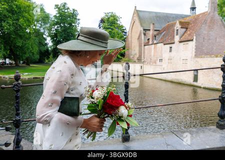 Brügge, Belgien. Juni 2025. Königin Mathilde von Belgien, fotografiert bei einem Besuch der Beguinage 'Prinselijk Begijnhof ten Wijngaerde' in Brügge, die dieses Jahr ihr 800-jähriges Bestehen feiert, am Freitag, den 06. Juni 2025. Die Brügge Beguinage wurde 1998 von der UNESCO als Weltkulturerbe anerkannt. Die Königin besucht die Ausstellung, die einen Einblick in die lange Geschichte der Beguinage und ihrer Bewohner bietet. BELGA FOTO KURT DESPLENTER Credit: Belga Nachrichtenagentur/Alamy Live News Stockfoto
