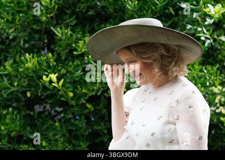 Brügge, Belgien. Juni 2025. Königin Mathilde von Belgien, fotografiert bei einem Besuch der Beguinage 'Prinselijk Begijnhof ten Wijngaerde' in Brügge, die dieses Jahr ihr 800-jähriges Bestehen feiert, am Freitag, den 06. Juni 2025. Die Brügge Beguinage wurde 1998 von der UNESCO als Weltkulturerbe anerkannt. Die Königin besucht die Ausstellung, die einen Einblick in die lange Geschichte der Beguinage und ihrer Bewohner bietet. BELGA FOTO KURT DESPLENTER Credit: Belga Nachrichtenagentur/Alamy Live News Stockfoto