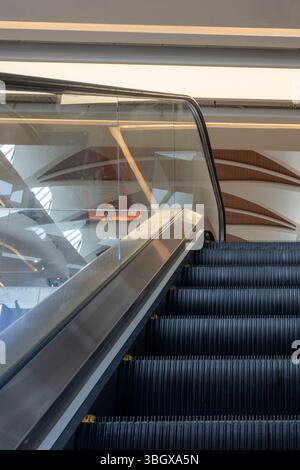Schwarze und silberne Rolltreppe in einem Einkaufszentrum. Die Rolltreppe ist leer und die Treppe ist schwarz Stockfoto