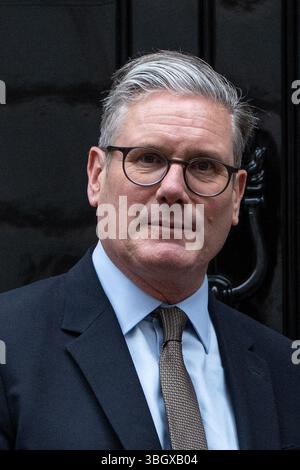 Der britische Premierminister Sir Keir Starmer wird vor der Downing Street 10 in London gesehen, als er sich darauf vorbereitet, seine Majestät König Abdullah II. Von Jordanien zu einem bilateralen Treffen zu begrüßen. Stockfoto