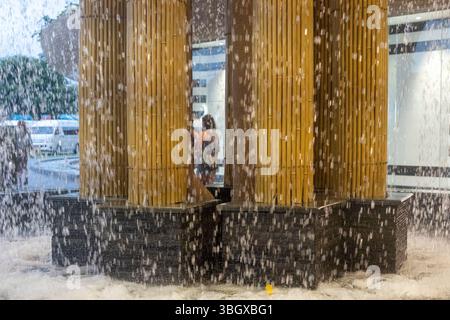 Bali, Indonesien - 17. Dezember 2024: Icon Bali Mall in Bali. Großer Baum mit einem Brunnen in der Mitte. Der Brunnen sprüht Wasser. Die Szene ist p Stockfoto