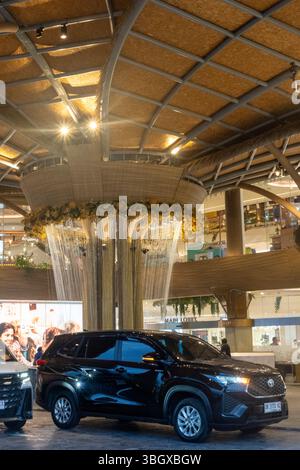 Bali, Indonesien - 17. Dezember 2024: Icon Bali Mall in Bali. Großer Baum mit einem Brunnen in der Mitte. Der Brunnen sprüht Wasser. Die Szene ist p Stockfoto