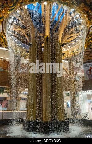 Bali, Indonesien - 17. Dezember 2024: Icon Bali Mall in Bali. Großer Baum mit einem Brunnen in der Mitte. Der Brunnen sprüht Wasser. Die Szene ist p Stockfoto