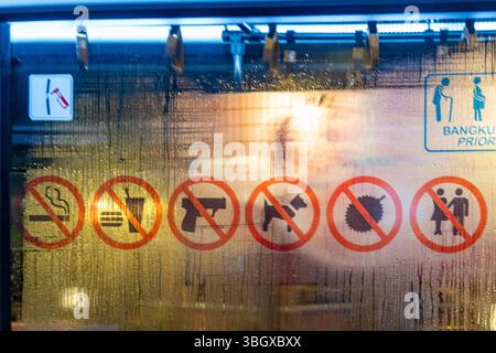 Auf einem Fenster steht: Keine Waffen, keine Hunde, kein Rauchen, kein Alkohol, keine Drogen. kein Graffiti, kein Vandalismus, kein Kämpfen, kein Kämpfen Stockfoto