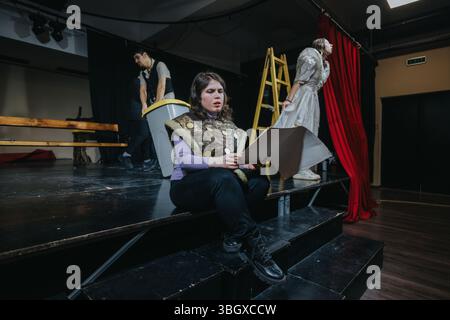 Junge Schauspieler, die eine dramatische Szene auf einer Theaterbühne Proben Stockfoto