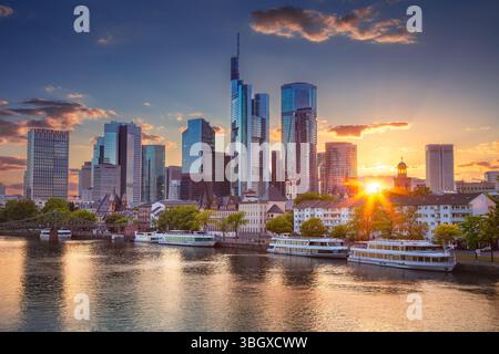 Frankfurt am Main, Deutschland. Stadtbild der Skyline von Frankfurt am Main bei schönem Sonnenuntergang. Stockfoto