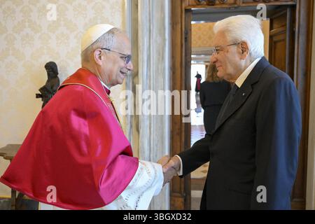 Papst Leo XIV. Hält am 6. Juni 2025 eine Privataudienz mit dem italienischen Präsidenten Sergio Mattarella im Vatikan ab. Foto: (EV) Vatican Media/ABACAPRESS.COM Credit: Abaca Press/Alamy Live News Stockfoto