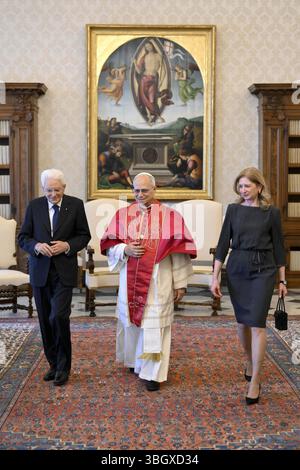 Papst Leo XIV. Hält am 6. Juni 2025 eine Privataudienz mit dem italienischen Präsidenten Sergio Mattarella und seiner Tochter Laura im Vatikan ab. Foto: (EV) Vatican Media/ABACAPRESS.COM Credit: Abaca Press/Alamy Live News Stockfoto