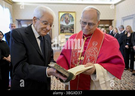 Papst Leo XIV. Hält am 6. Juni 2025 eine Privataudienz mit dem italienischen Präsidenten Sergio Mattarella im Vatikan ab. Foto: (EV) Vatican Media/ABACAPRESS.COM Credit: Abaca Press/Alamy Live News Stockfoto