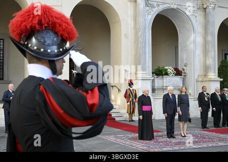 Papst Leo XIV. Hält am 6. Juni 2025 eine Privataudienz mit dem italienischen Präsidenten Sergio Mattarella im Vatikan ab. Foto: (EV) Vatican Media/ABACAPRESS.COM Credit: Abaca Press/Alamy Live News Stockfoto