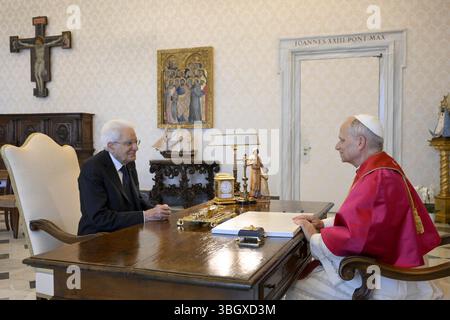 Papst Leo XIV. Hält am 6. Juni 2025 eine Privataudienz mit dem italienischen Präsidenten Sergio Mattarella im Vatikan ab. Foto: (EV) Vatican Media/ABACAPRESS.COM Credit: Abaca Press/Alamy Live News Stockfoto