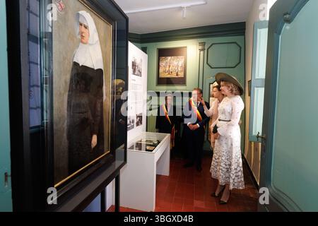 Brügge, Belgien. Juni 2025. Brügge Bürgermeister Dirk de Fauw und Königin Mathilde von Belgien, fotografiert während eines Besuchs im Beguinage 'Prinselijk Begijnhof ten Wijngaerde' in Brügge, der dieses Jahr sein 800-jähriges Bestehen feiert, am Freitag, den 06. Juni 2025. Die Brügge Beguinage wurde 1998 von der UNESCO als Weltkulturerbe anerkannt. Die Königin besucht die Ausstellung, die einen Einblick in die lange Geschichte der Beguinage und ihrer Bewohner bietet. BELGA FOTO KURT DESPLENTER Credit: Belga Nachrichtenagentur/Alamy Live News Stockfoto