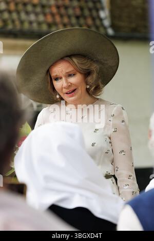 Brügge, Belgien. Juni 2025. Königin Mathilde von Belgien, fotografiert bei einem Besuch der Beguinage 'Prinselijk Begijnhof ten Wijngaerde' in Brügge, die dieses Jahr ihr 800-jähriges Bestehen feiert, am Freitag, den 06. Juni 2025. Die Brügge Beguinage wurde 1998 von der UNESCO als Weltkulturerbe anerkannt. Die Königin besucht die Ausstellung, die einen Einblick in die lange Geschichte der Beguinage und ihrer Bewohner bietet. BELGA FOTO KURT DESPLENTER Credit: Belga Nachrichtenagentur/Alamy Live News Stockfoto