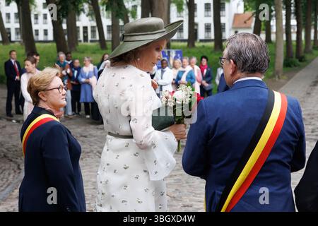 Brügge, Belgien. Juni 2025. Brügge Bürgermeister Dirk de Fauw (R) und Königin Mathilde von Belgien, fotografiert bei einem Besuch der Beguinage 'Prinselijk Begijnhof ten Wijngaerde' in Brügge, die dieses Jahr ihr 800-jähriges Bestehen feiert, am Freitag, den 06. Juni 2025. Die Brügge Beguinage wurde 1998 von der UNESCO als Weltkulturerbe anerkannt. Die Königin besucht die Ausstellung, die einen Einblick in die lange Geschichte der Beguinage und ihrer Bewohner bietet. BELGA FOTO KURT DESPLENTER Credit: Belga Nachrichtenagentur/Alamy Live News Stockfoto