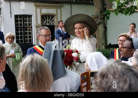 Brügge, Belgien. Juni 2025. Brügge Bürgermeister Dirk de Fauw und Königin Mathilde von Belgien, fotografiert während eines Besuchs im Beguinage 'Prinselijk Begijnhof ten Wijngaerde' in Brügge, der dieses Jahr sein 800-jähriges Bestehen feiert, am Freitag, den 06. Juni 2025. Die Brügge Beguinage wurde 1998 von der UNESCO als Weltkulturerbe anerkannt. Die Königin besucht die Ausstellung, die einen Einblick in die lange Geschichte der Beguinage und ihrer Bewohner bietet. BELGA FOTO KURT DESPLENTER Credit: Belga Nachrichtenagentur/Alamy Live News Stockfoto