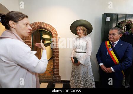 Brügge, Belgien. Juni 2025. Königin Mathilde von Belgien und Brügge Bürgermeister Dirk de Fauw wurden am Freitag, den 06. Juni 2025, während eines Besuchs im Beguinage „Prinselijk Begijnhof ten Wijngaerde“ in Brügge gezeigt, der dieses Jahr sein 800-jähriges Bestehen feiert. Die Brügge Beguinage wurde 1998 von der UNESCO als Weltkulturerbe anerkannt. Die Königin besucht die Ausstellung, die einen Einblick in die lange Geschichte der Beguinage und ihrer Bewohner bietet. BELGA FOTO KURT DESPLENTER Credit: Belga Nachrichtenagentur/Alamy Live News Stockfoto