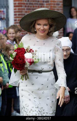 Brügge, Belgien. Juni 2025. Königin Mathilde von Belgien, fotografiert bei einem Besuch der Beguinage 'Prinselijk Begijnhof ten Wijngaerde' in Brügge, die dieses Jahr ihr 800-jähriges Bestehen feiert, am Freitag, den 06. Juni 2025. Die Brügge Beguinage wurde 1998 von der UNESCO als Weltkulturerbe anerkannt. Die Königin besucht die Ausstellung, die einen Einblick in die lange Geschichte der Beguinage und ihrer Bewohner bietet. BELGA FOTO KURT DESPLENTER Credit: Belga Nachrichtenagentur/Alamy Live News Stockfoto