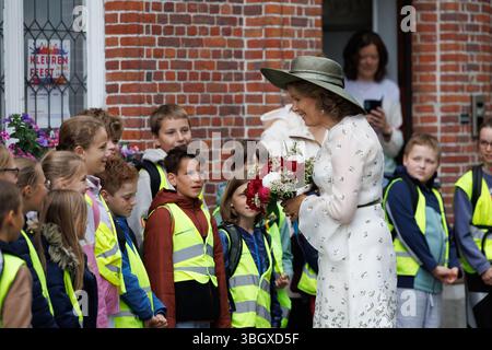 Brügge, Belgien. Juni 2025. Königin Mathilde von Belgien, fotografiert bei einem Besuch der Beguinage 'Prinselijk Begijnhof ten Wijngaerde' in Brügge, die dieses Jahr ihr 800-jähriges Bestehen feiert, am Freitag, den 06. Juni 2025. Die Brügge Beguinage wurde 1998 von der UNESCO als Weltkulturerbe anerkannt. Die Königin besucht die Ausstellung, die einen Einblick in die lange Geschichte der Beguinage und ihrer Bewohner bietet. BELGA FOTO KURT DESPLENTER Credit: Belga Nachrichtenagentur/Alamy Live News Stockfoto