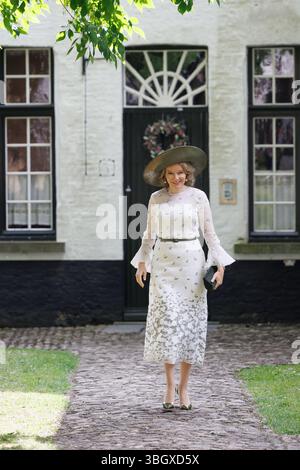 Brügge, Belgien. Juni 2025. Königin Mathilde von Belgien, fotografiert bei einem Besuch der Beguinage 'Prinselijk Begijnhof ten Wijngaerde' in Brügge, die dieses Jahr ihr 800-jähriges Bestehen feiert, am Freitag, den 06. Juni 2025. Die Brügge Beguinage wurde 1998 von der UNESCO als Weltkulturerbe anerkannt. Die Königin besucht die Ausstellung, die einen Einblick in die lange Geschichte der Beguinage und ihrer Bewohner bietet. BELGA FOTO KURT DESPLENTER Credit: Belga Nachrichtenagentur/Alamy Live News Stockfoto
