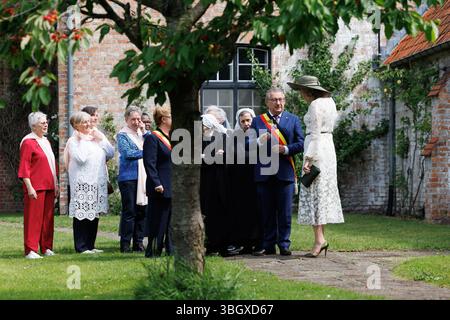 Brügge, Belgien. Juni 2025. Brügge Bürgermeister Dirk de Fauw und Königin Mathilde von Belgien, fotografiert während eines Besuchs im Beguinage 'Prinselijk Begijnhof ten Wijngaerde' in Brügge, der dieses Jahr sein 800-jähriges Bestehen feiert, am Freitag, den 06. Juni 2025. Die Brügge Beguinage wurde 1998 von der UNESCO als Weltkulturerbe anerkannt. Die Königin besucht die Ausstellung, die einen Einblick in die lange Geschichte der Beguinage und ihrer Bewohner bietet. BELGA FOTO KURT DESPLENTER Credit: Belga Nachrichtenagentur/Alamy Live News Stockfoto