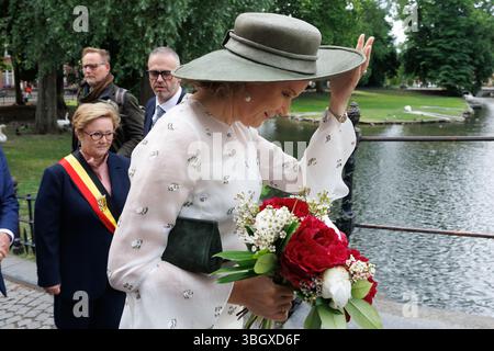 Brügge, Belgien. Juni 2025. Königin Mathilde von Belgien, fotografiert bei einem Besuch der Beguinage 'Prinselijk Begijnhof ten Wijngaerde' in Brügge, die dieses Jahr ihr 800-jähriges Bestehen feiert, am Freitag, den 06. Juni 2025. Die Brügge Beguinage wurde 1998 von der UNESCO als Weltkulturerbe anerkannt. Die Königin besucht die Ausstellung, die einen Einblick in die lange Geschichte der Beguinage und ihrer Bewohner bietet. BELGA FOTO KURT DESPLENTER Credit: Belga Nachrichtenagentur/Alamy Live News Stockfoto