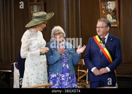 Brügge, Belgien. Juni 2025. Königin Mathilde von Belgien und Brügge Bürgermeister Dirk de Fauw wurden am Freitag, den 06. Juni 2025, während eines Besuchs im Beguinage „Prinselijk Begijnhof ten Wijngaerde“ in Brügge gezeigt, der dieses Jahr sein 800-jähriges Bestehen feiert. Die Brügge Beguinage wurde 1998 von der UNESCO als Weltkulturerbe anerkannt. Die Königin besucht die Ausstellung, die einen Einblick in die lange Geschichte der Beguinage und ihrer Bewohner bietet. BELGA FOTO KURT DESPLENTER Credit: Belga Nachrichtenagentur/Alamy Live News Stockfoto