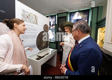 Brügge, Belgien. Juni 2025. Königin Mathilde von Belgien und Brügge Bürgermeister Dirk de Fauw wurden am Freitag, den 06. Juni 2025, während eines Besuchs im Beguinage „Prinselijk Begijnhof ten Wijngaerde“ in Brügge gezeigt, der dieses Jahr sein 800-jähriges Bestehen feiert. Die Brügge Beguinage wurde 1998 von der UNESCO als Weltkulturerbe anerkannt. Die Königin besucht die Ausstellung, die einen Einblick in die lange Geschichte der Beguinage und ihrer Bewohner bietet. BELGA FOTO KURT DESPLENTER Credit: Belga Nachrichtenagentur/Alamy Live News Stockfoto