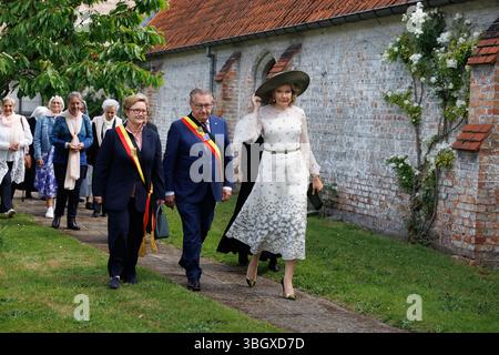 Brügge, Belgien. Juni 2025. Brügge Bürgermeister Dirk de Fauw und Königin Mathilde von Belgien, fotografiert während eines Besuchs im Beguinage 'Prinselijk Begijnhof ten Wijngaerde' in Brügge, der dieses Jahr sein 800-jähriges Bestehen feiert, am Freitag, den 06. Juni 2025. Die Brügge Beguinage wurde 1998 von der UNESCO als Weltkulturerbe anerkannt. Die Königin besucht die Ausstellung, die einen Einblick in die lange Geschichte der Beguinage und ihrer Bewohner bietet. BELGA FOTO KURT DESPLENTER Credit: Belga Nachrichtenagentur/Alamy Live News Stockfoto