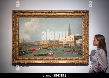 Christie's, London, Großbritannien. Juni 2025. Venedig, die Rückkehr des Bucintoro am Himmelfahrtstag durch Canaletto (Giovanni Antonio Canal) wird Christie’s Old Masters Evening Sale am 1. Juli in London führen. Ursprünglich im Besitz des ersten britischen Premierministers Sir Robert Walpole und in der Downing Street 10 gehängt, wurde es um 1732 bemalt und hat eine Schätzung von über 20 Millionen Pfund. Quelle: Malcolm Park/Alamy Live News Stockfoto