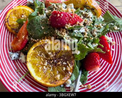 Griechischer Spinatsalat mit gegrillten Orangen und Blaukäse Stockfoto